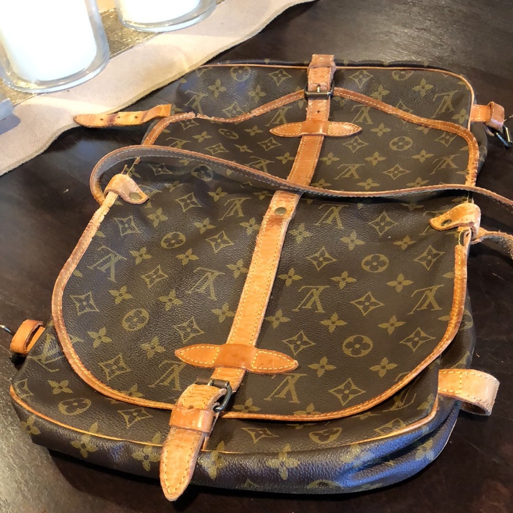 Authentic Louis Vuitton Saumur 30 Crossbody Monogram Canvas - Picture 5 of 17